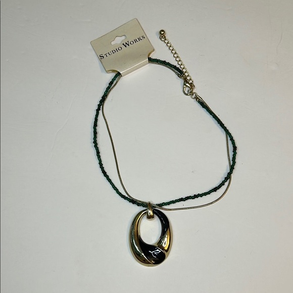 Elegant Gold and Black Pendant Necklace with green beads - Picture 2 of 10